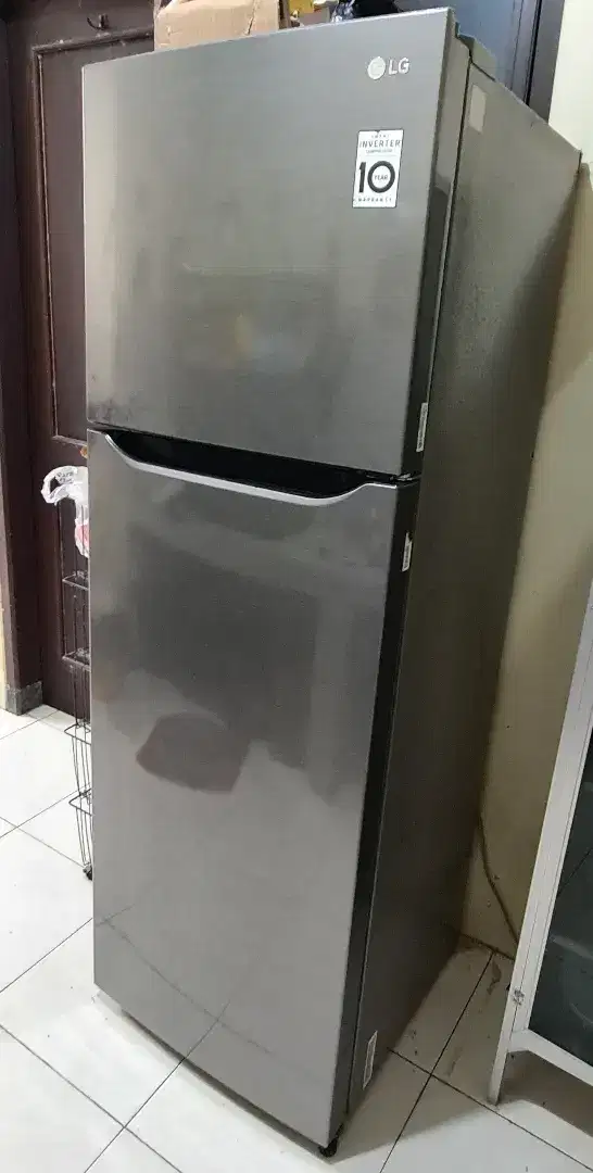 Di jual kulkas LG 2 pintu tinggi kulkas kurang lebih 170 cm