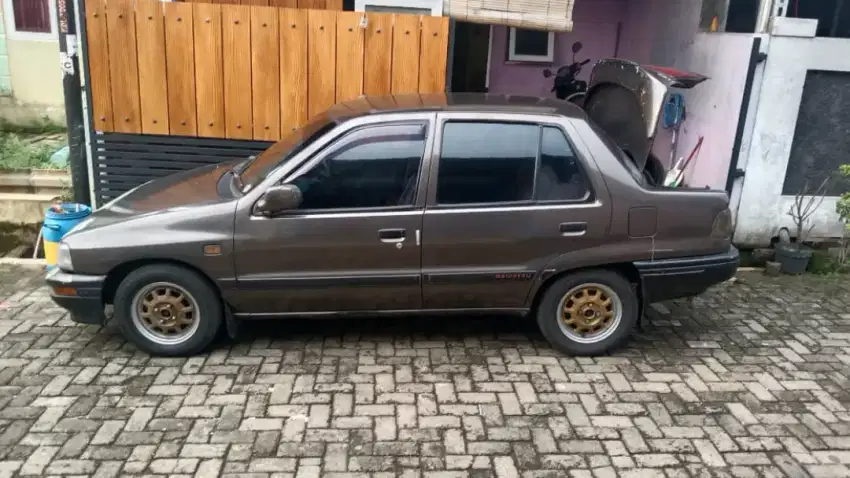 Dijual Mobil Daihatsu Classy (Charade versi sedan)Tahun 1990