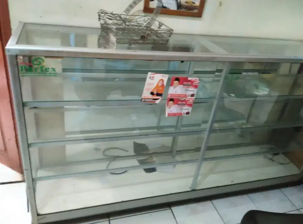 Etalase 2 meter lebih tutup belakang cermin murah