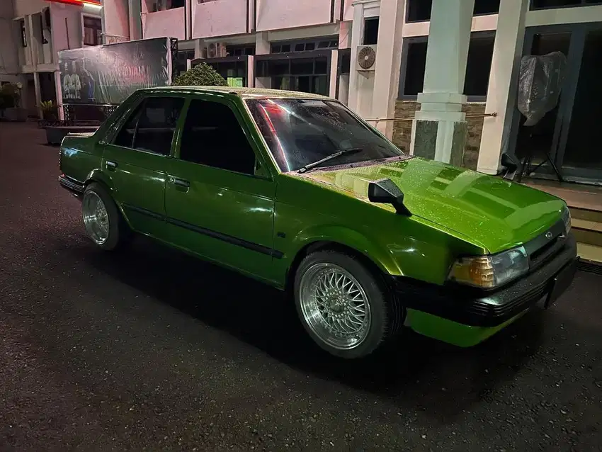 Sedan Jadul Ford Laser