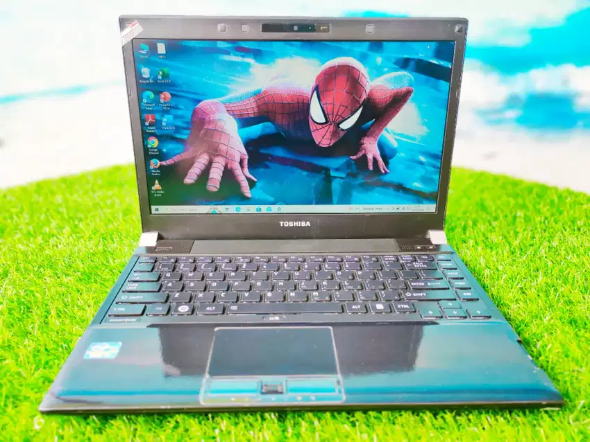 LAPTOP TOSHIBA PR830 i7 8GB SSD 200GB DESIGN GAME EDITING RINGAN JOS