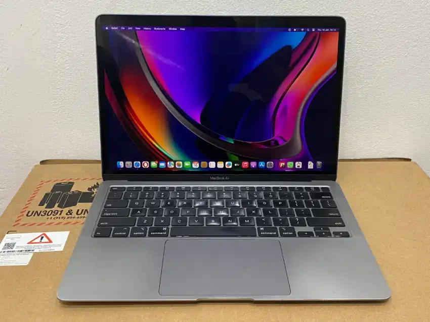 Macbook air 2020 iBox/core i3/SSD 256 GB /ram 8 GB minus layar