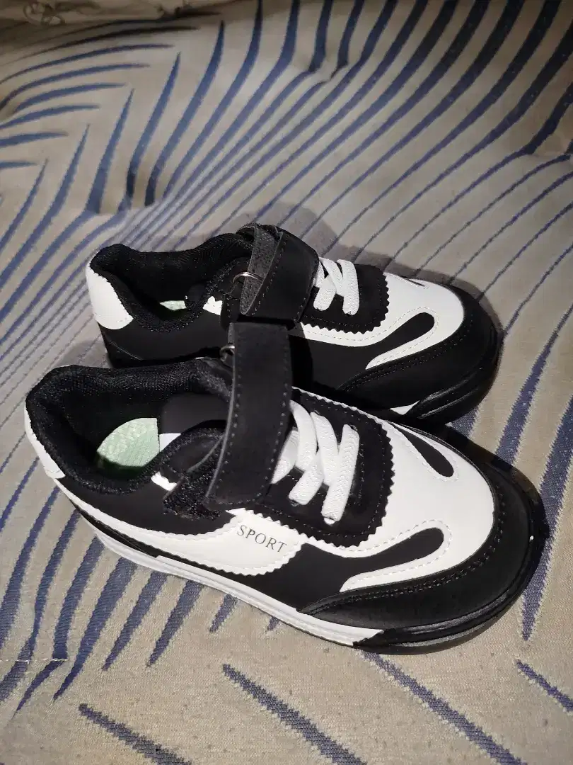 Sepatu anak hitam putih