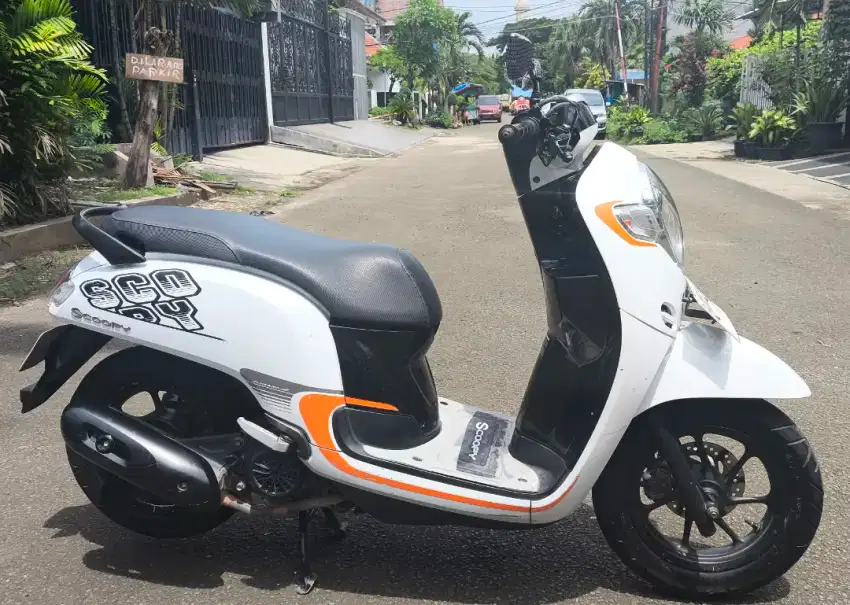 Honda scoopy ESP facelift putih tahun 2017