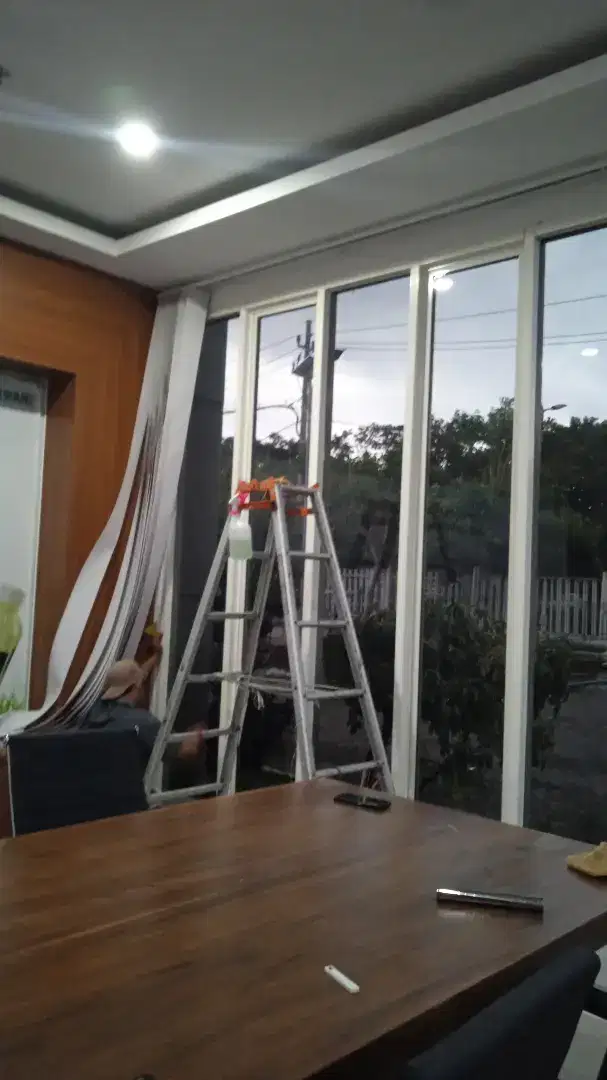 Spesialis Kaca Film Cutting Sticker Kantor Rumah Gedung Mobil Murah