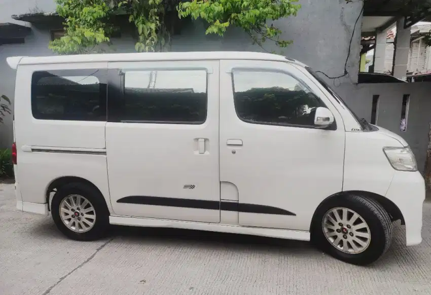 Dijual Daihatsu Luxio AT 2011