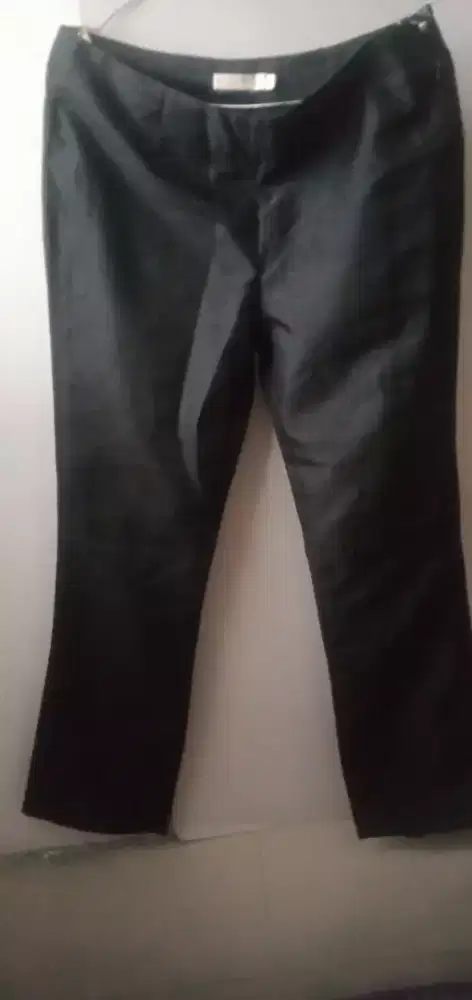 Celana hitam kerja wanita