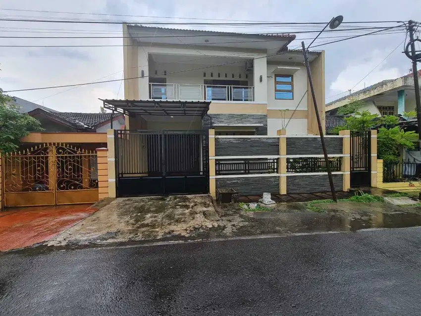 Rumah minimalis 2 lantai di perumahan dekat solo baru