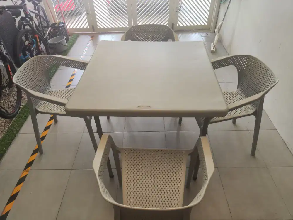 Meja Plastik Teras