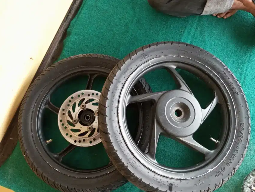 Di jual velg sama ban motor Vario Tecno injeksi 125 Masi ori