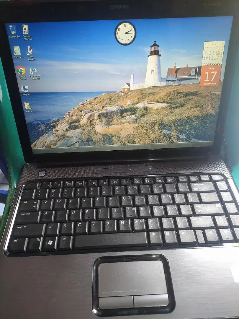 Laptop 14 inci merek compaq harga 350 ribu minus layar nya ada garis