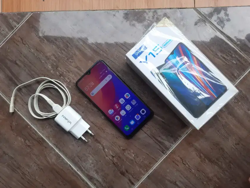 Vivo Y15 4G RAM 4/64 GB 2nd Bekas (nego) warna burgundy red