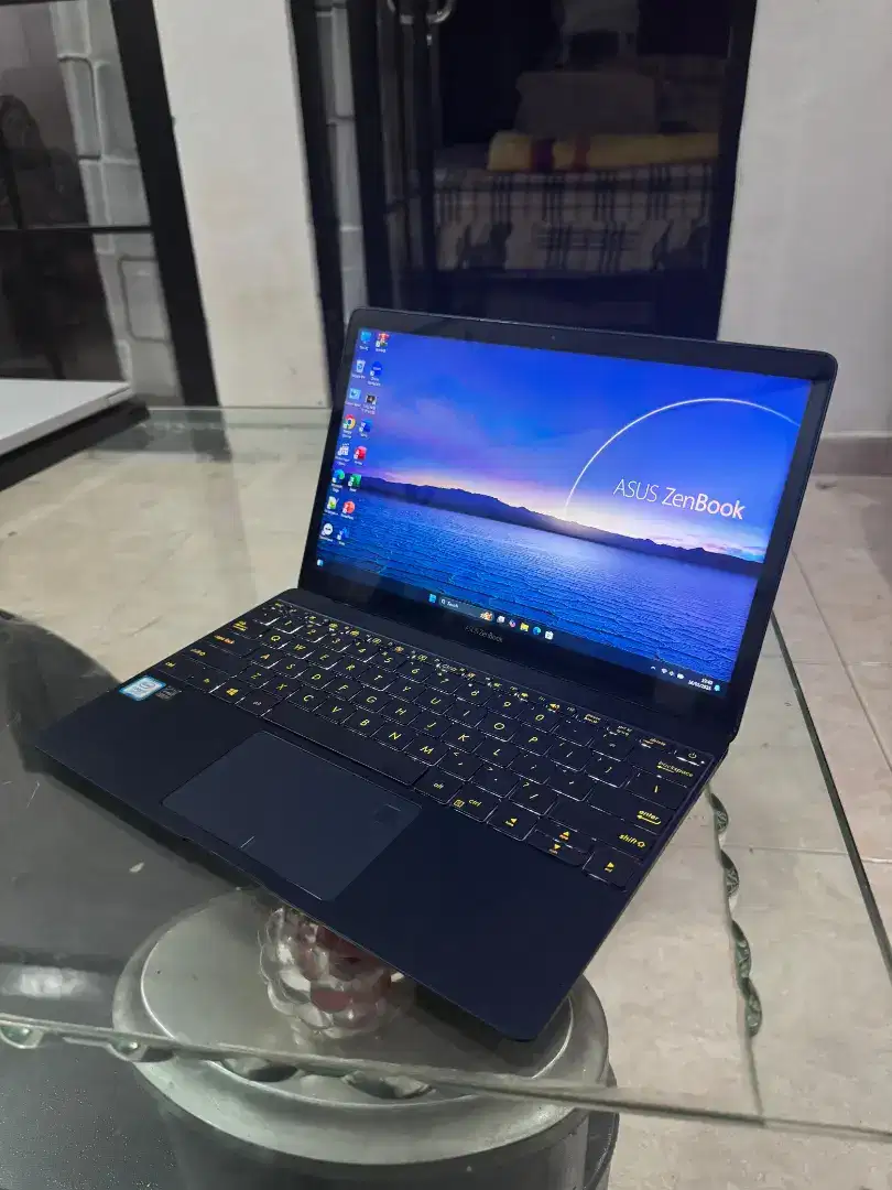 Laptop Asus ZenBook UX390U,Core i7 Gen 7th,RAM 16GB,SSD 512GB,Mulus