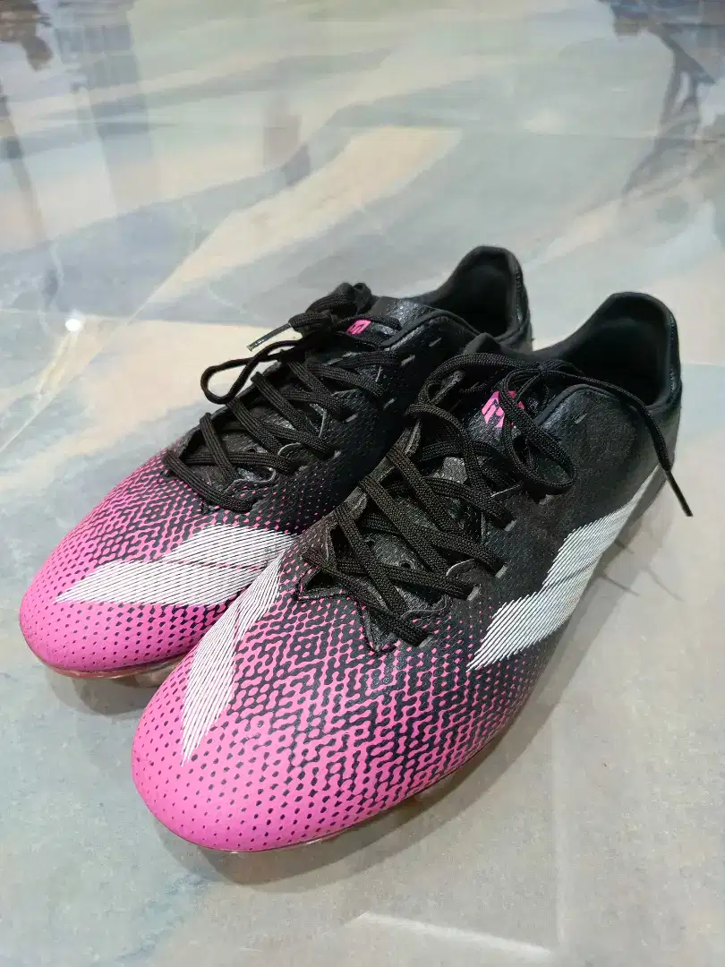 Mills Sepatu Sepan Bola ukuran 41 Evos FG Black/Magenta