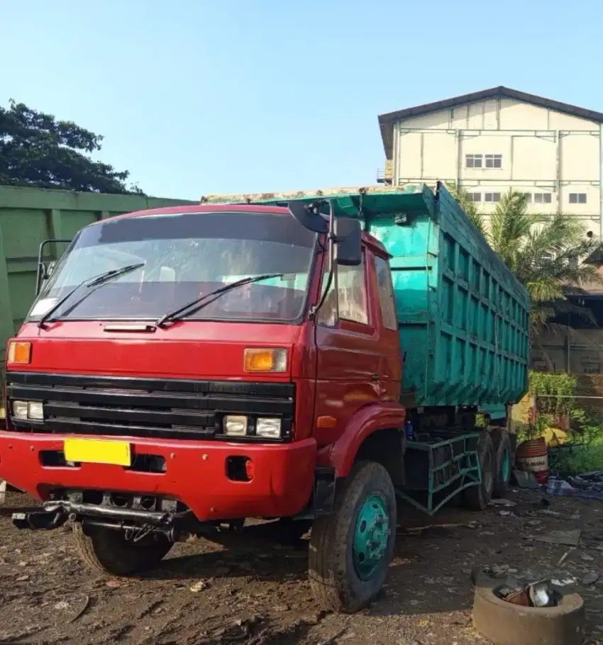 Nissan Dump Truk