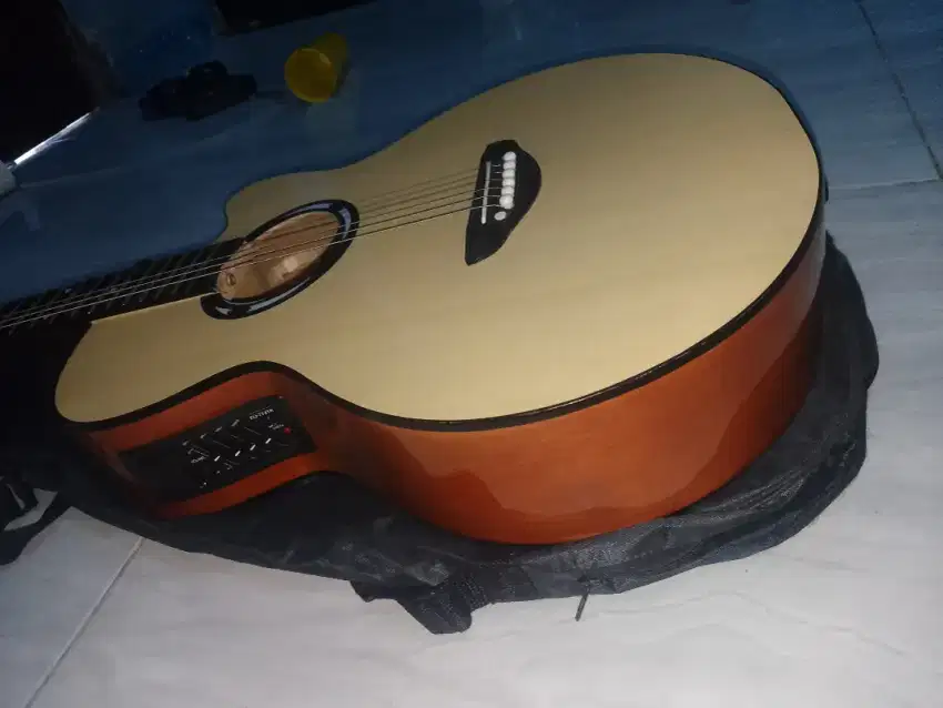 Gitar akustik elektrik + TAS 400rb aja LOKASI SBY UTARA RANGKAH