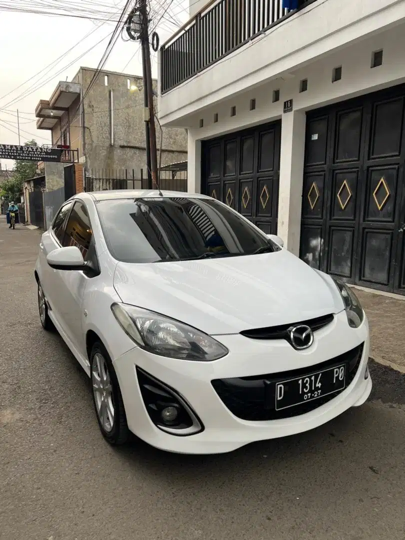 Mazda2 R 2011 matic istimewa siap pake