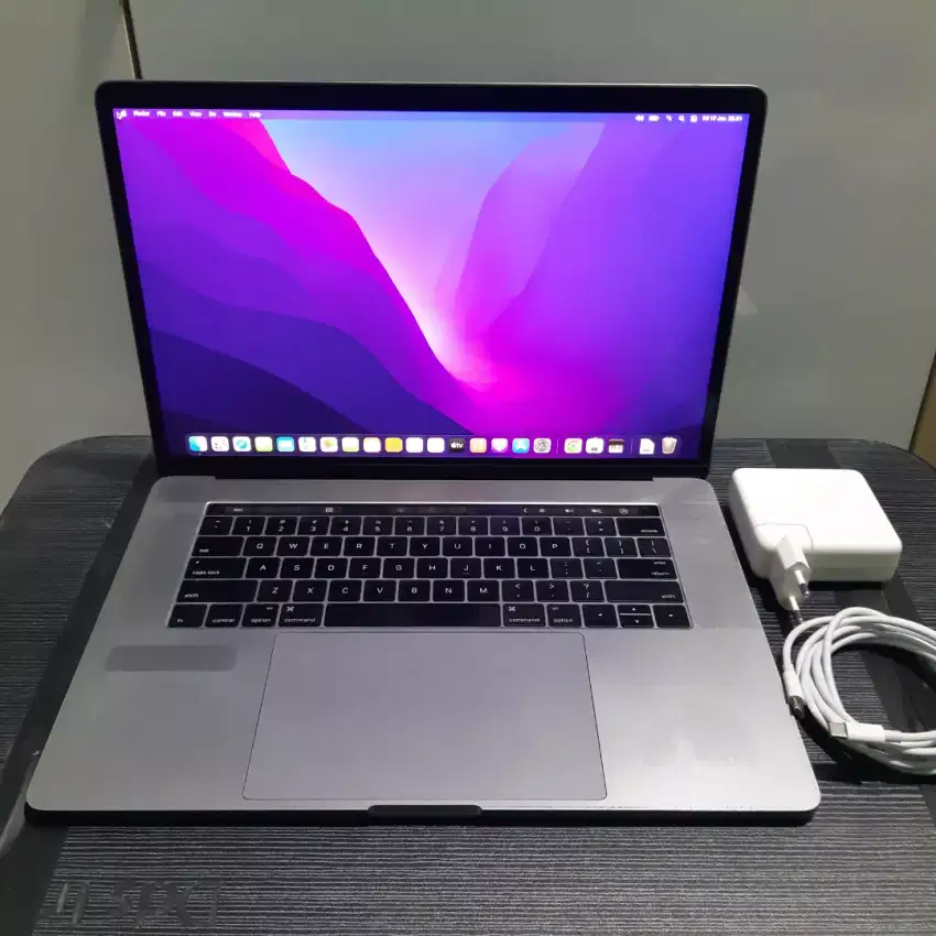 Macbook pro 2016 touchbar 15 inch ram 16gb ssd 512gb core i7 dual vga