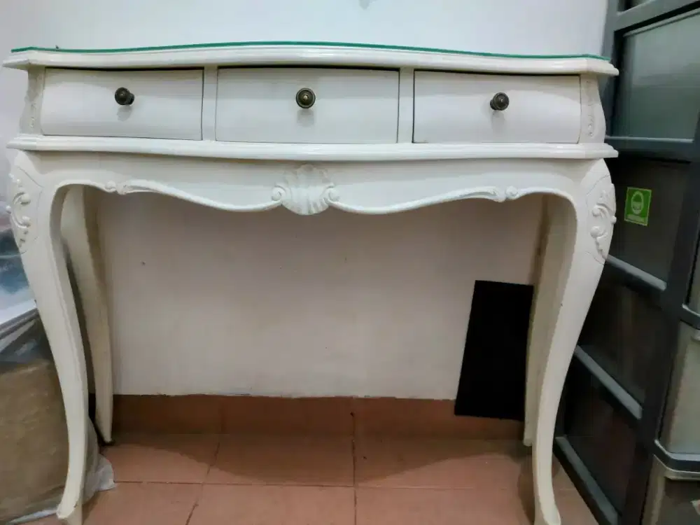 Meja Ukir Putih Kayu