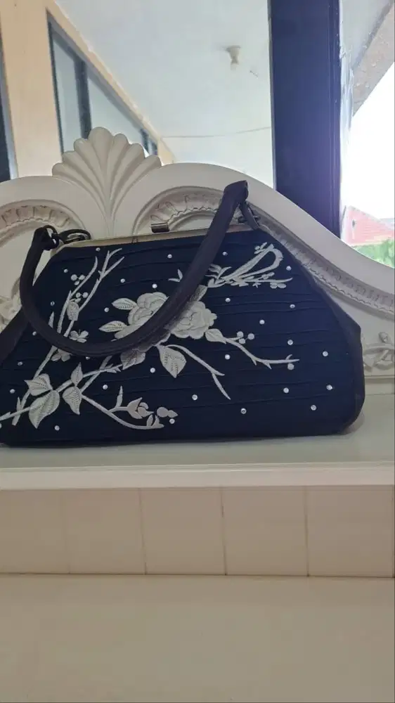 Tas Wanita Hong Kong Motif Bordir Bunga (Bekas)