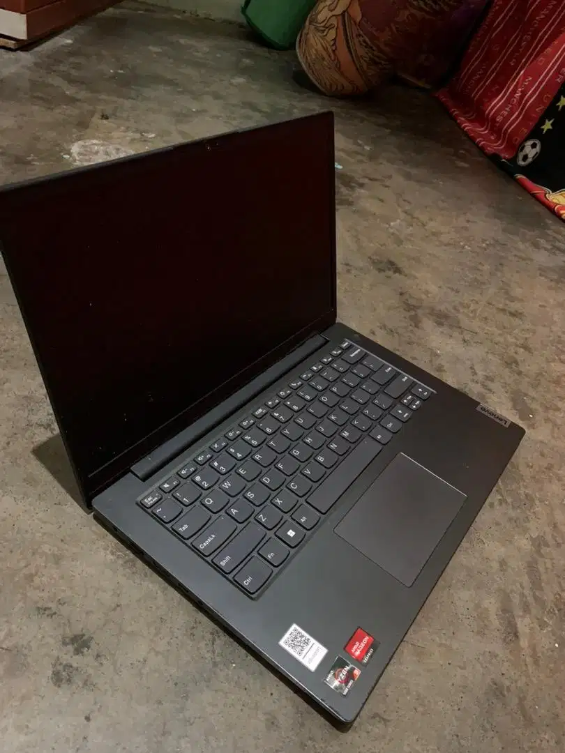 Lenovo V14 Ryzen 3 5300U 12GB 256SSD W11 + OHS21 14” HD