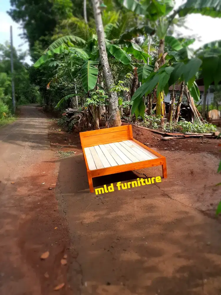 Tempat tidur / dipan