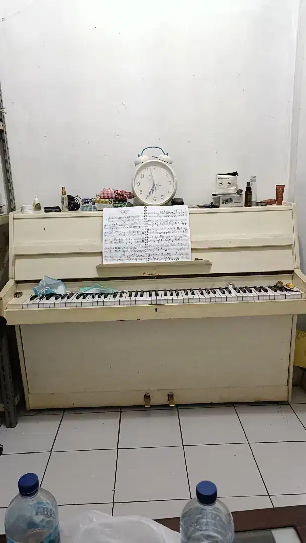 Piano putih SteinBerg