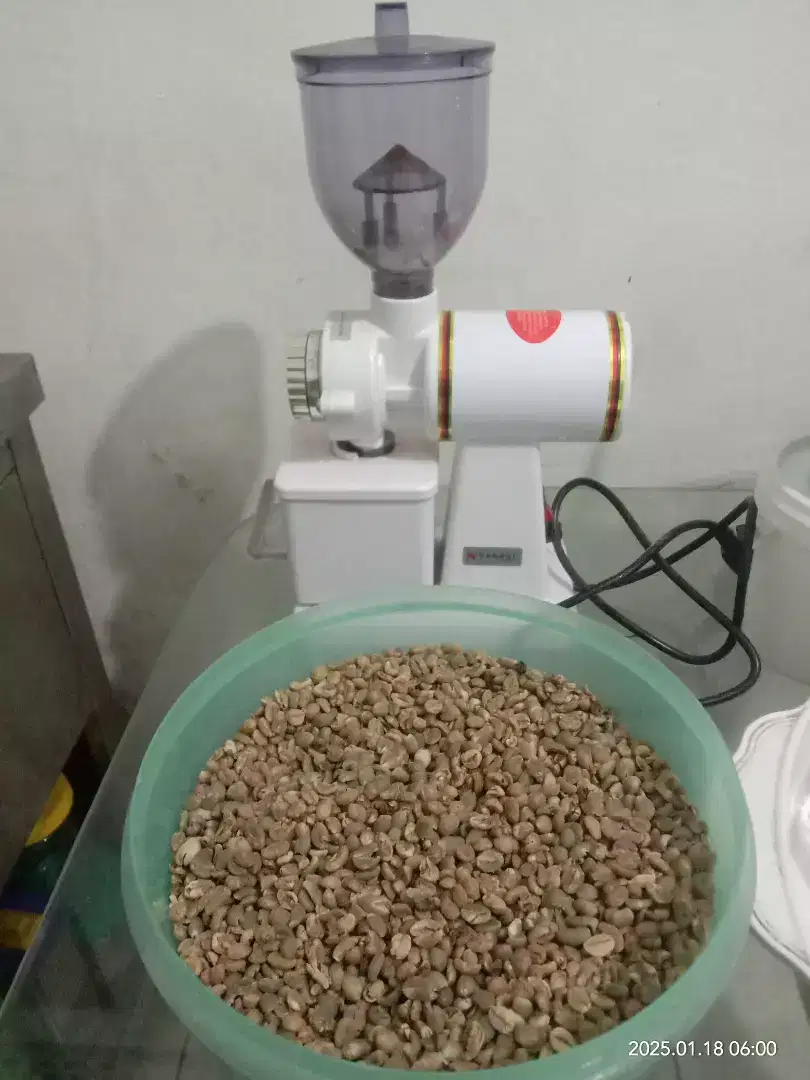 biji kopi  hijau Robusta berat 2.3kg+ wadah + mesin giling kopi second