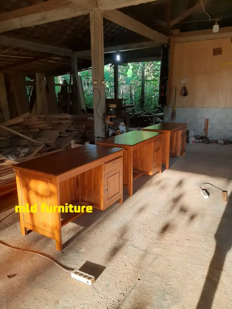 Meja kantor, meja 1/2 biro