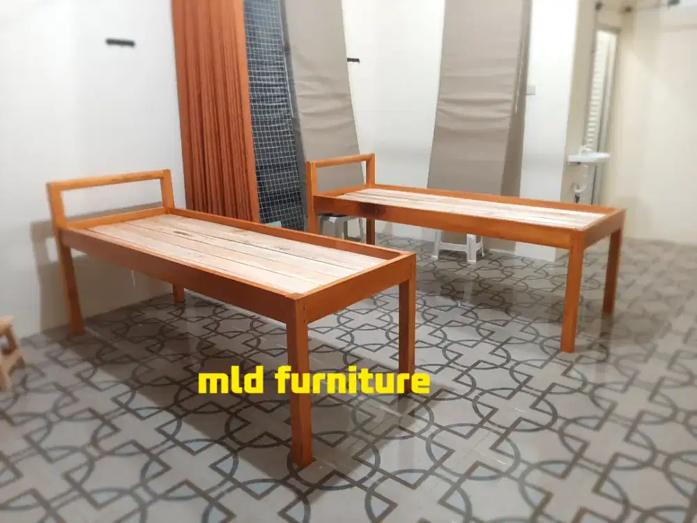 Dipan pijat tempat tidur