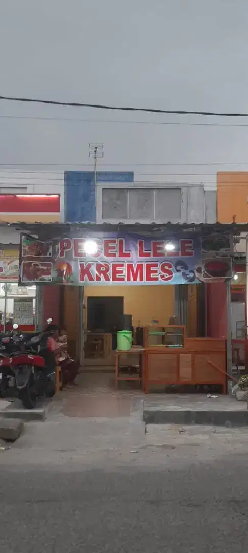 Butuh 2 cewek buat jaga warung pecellele di marakas bekasih utara