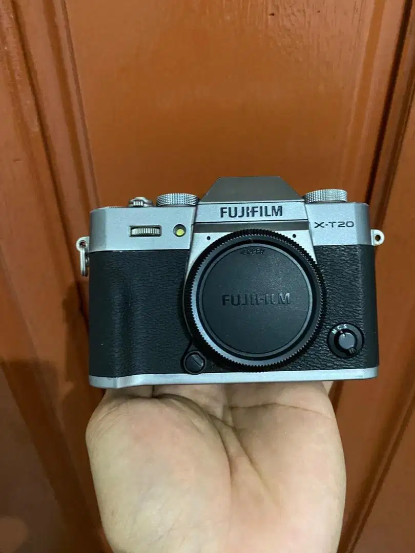 Fuji xt20 body only mulus siap pakai