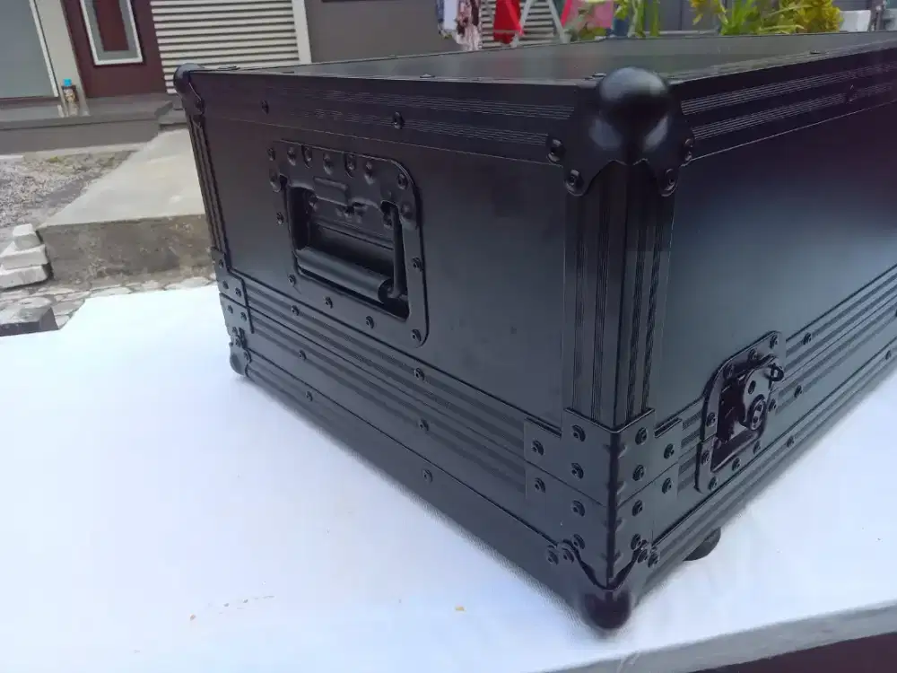 hardcase + pedalboard solid wood