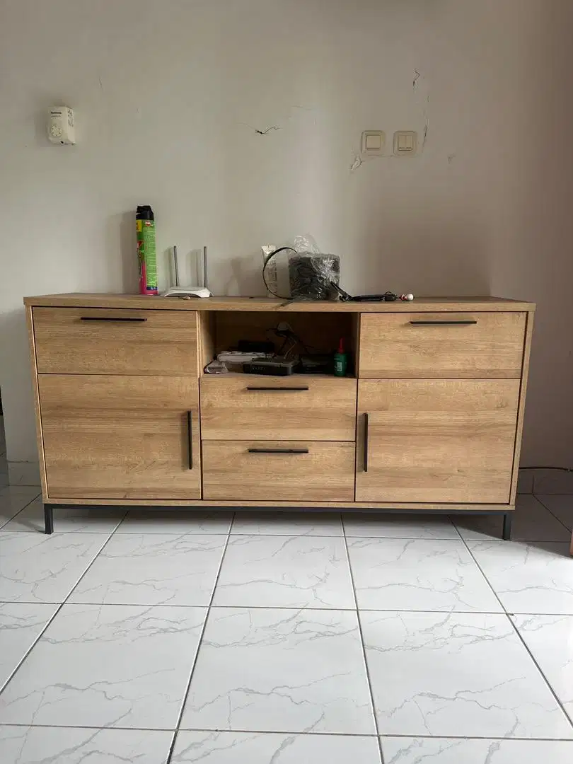 Meja ruang tamu dengan laci