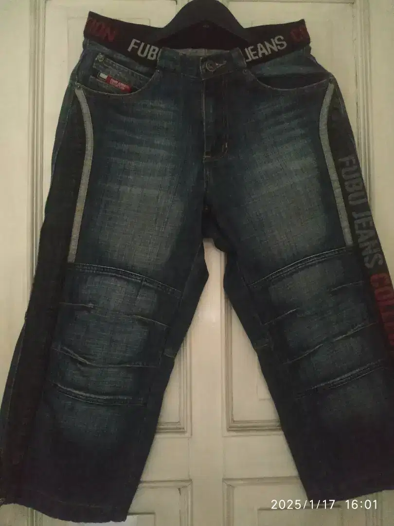 Celana 3/4 jeans dengan style kekinian (import)