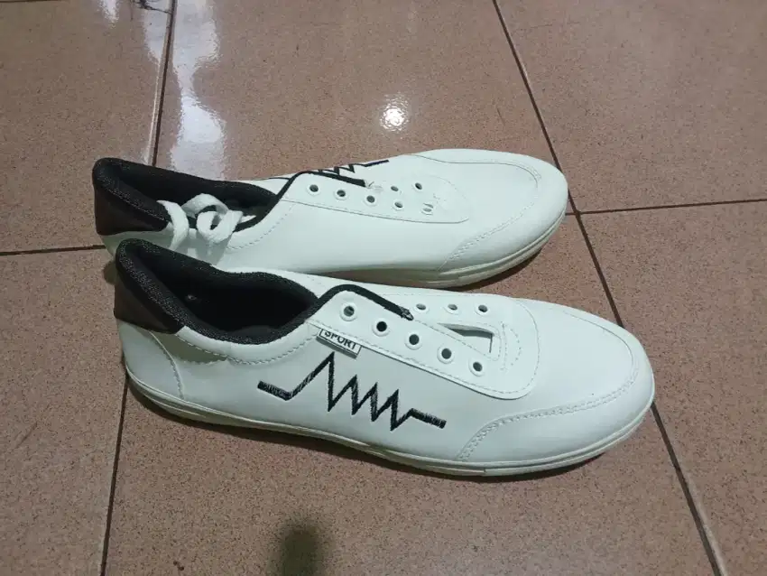 Sepatu casual keren putih