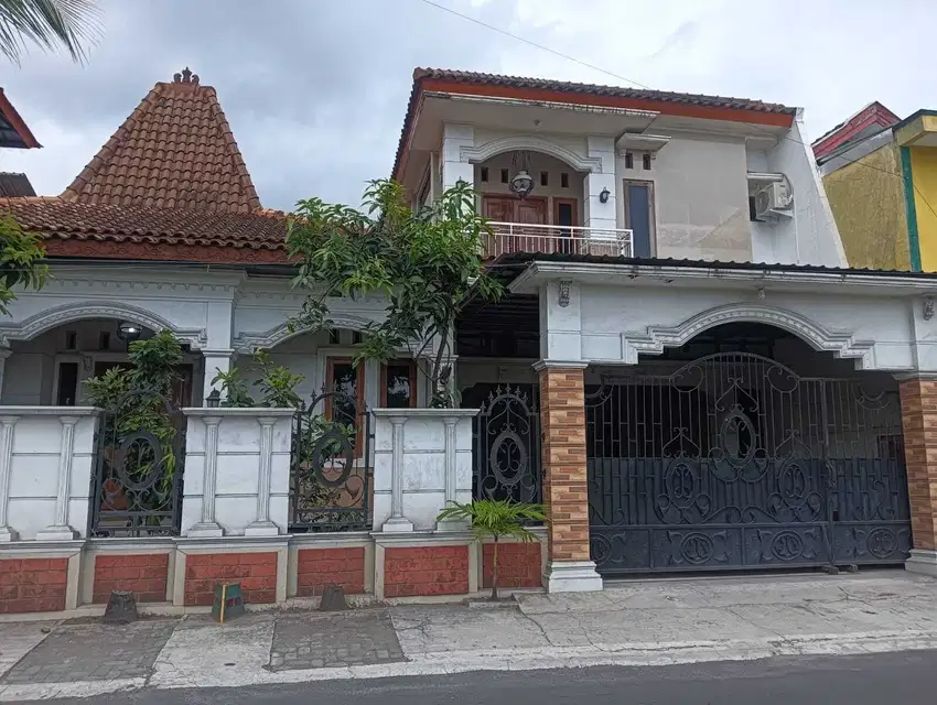 Rumah Cantik 5 Kamar, Lokasi Strategis Dekat Jalan Tajem