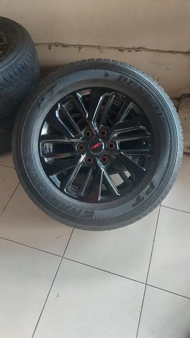 Dijual Velg + Ban ( Orisinil ) Fortuner TRD