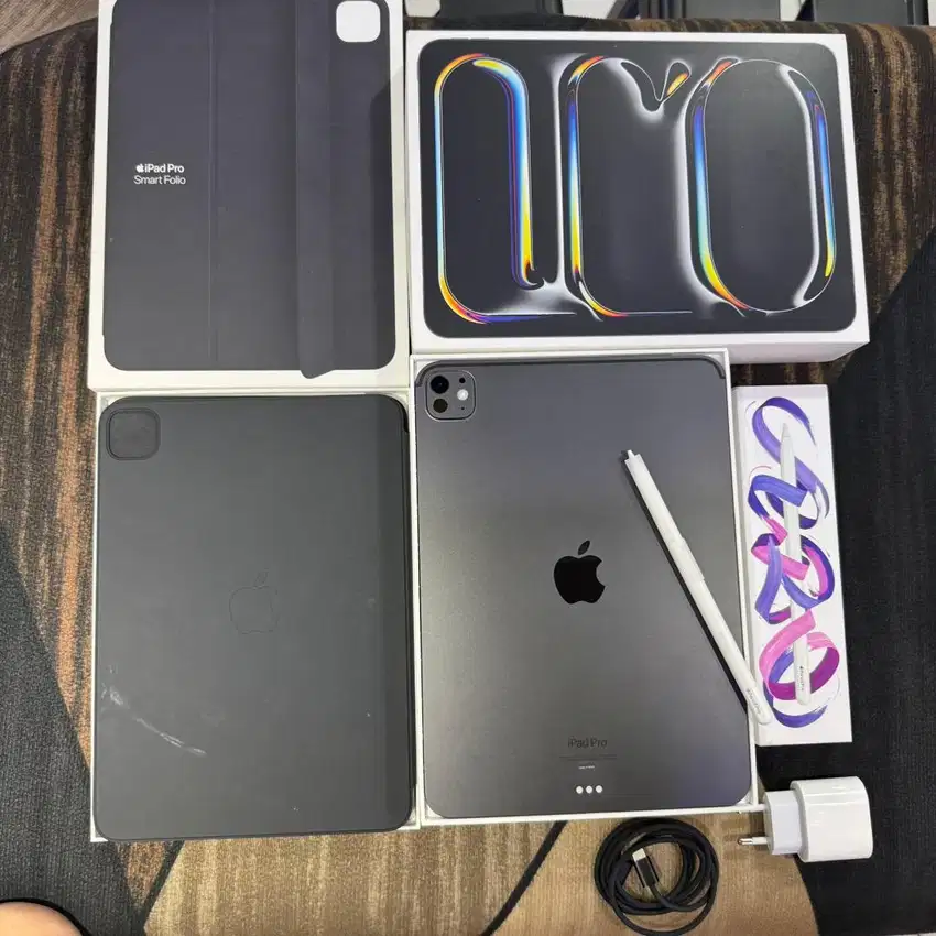 ipad pro M4 256gb ibox garansi on agustus free cover folio