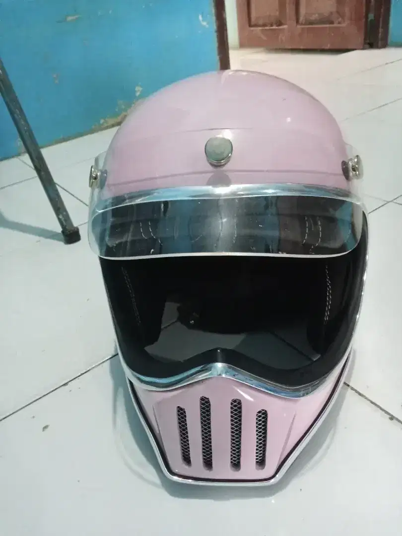 Helm warna pink