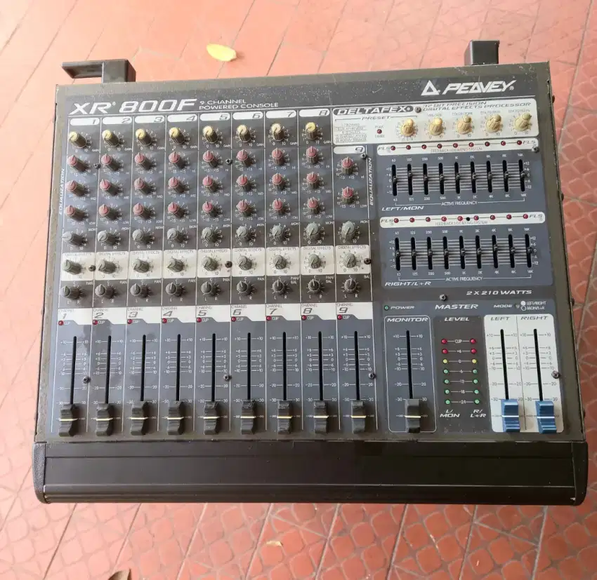 PEAVEY XR 800F power mixer