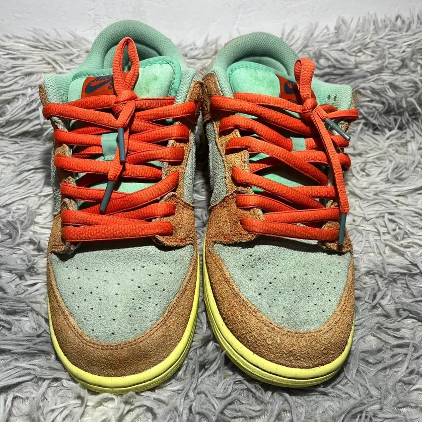 sepatu  nike sbdunklow orange and emerald rise