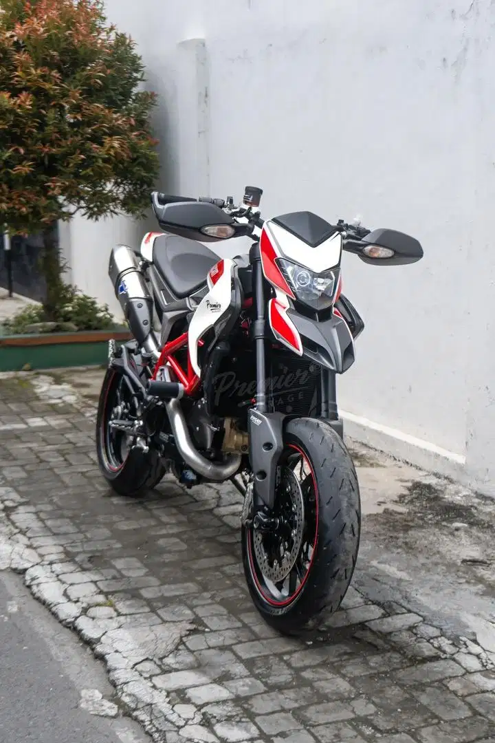 Ducati Hypermotard 821SP “Sport Production” (Kasta Tertinggi)