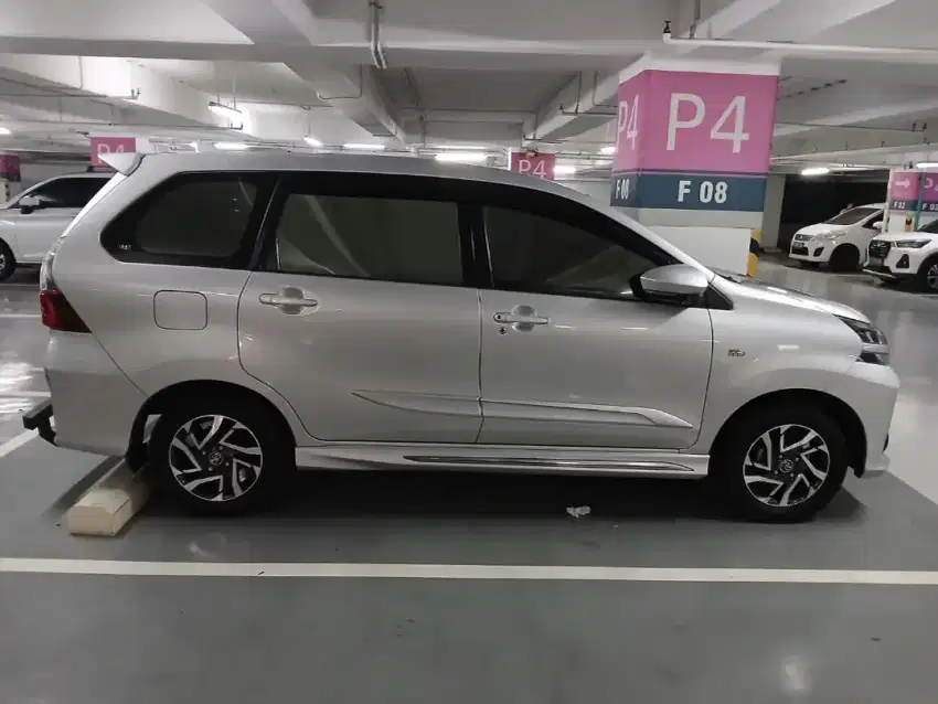 Toyota Avanza Veloz 1.5 silver 2020