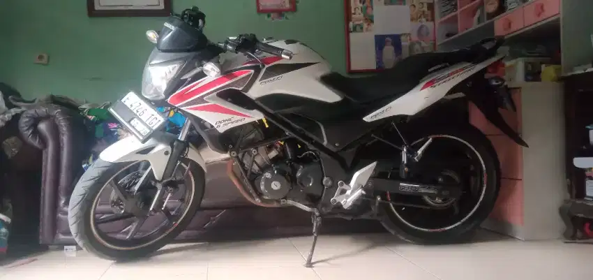 Honda di jual cb250r kondisi normal semua. Pajak mati  2017