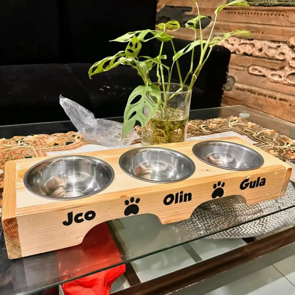 Tempat makan kucing dan anjing