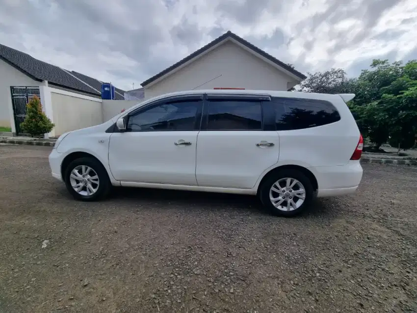 Nissan Grand Livina SV 1.5 MT tahun 2013