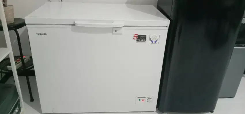 Jual Freezer merk Toshiba kondisi sangat bagus