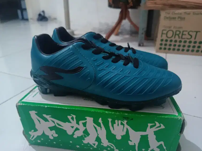 Sepatu sepak bola anak