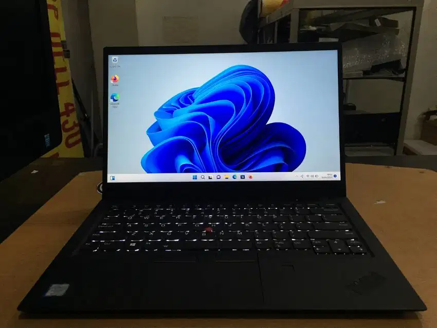 Lenovo ThinkPad X1 Carbon Core i7Gen8 Ram 16GB SSD 512GB Tipis Mulus